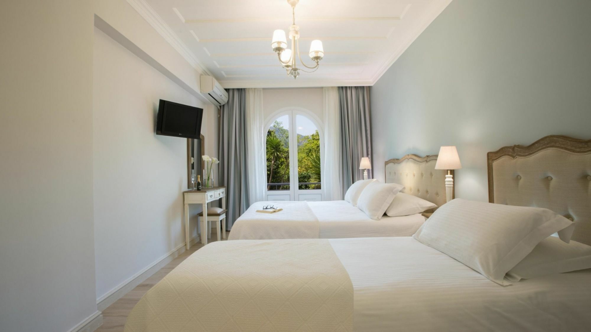 Aparthotel Lefko &